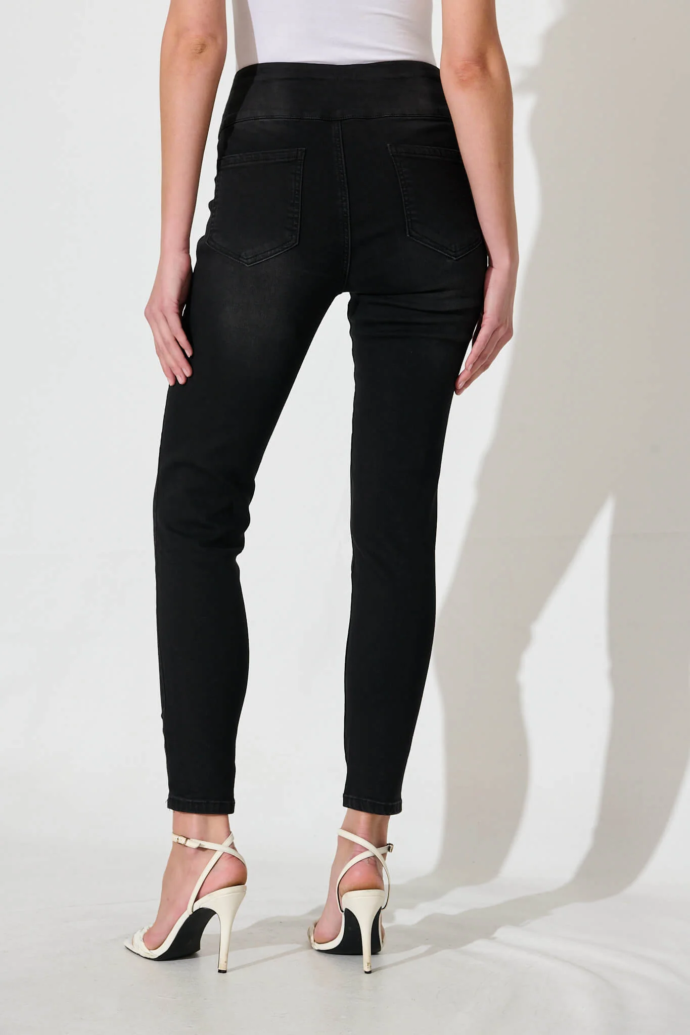 Avia High Rise Skinny Jegging In Black Denim - Image 4