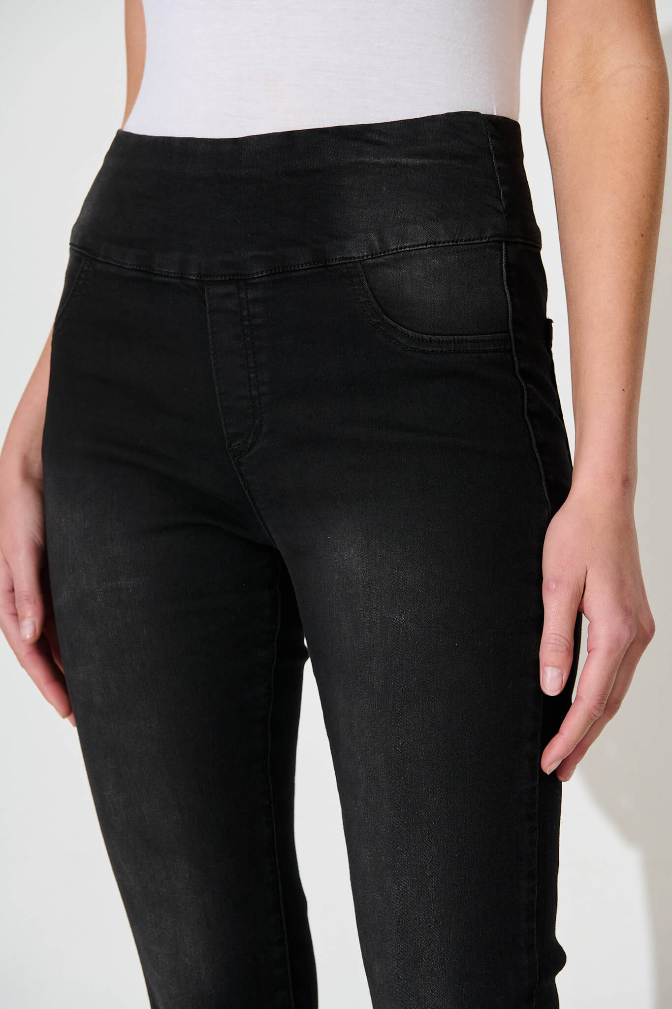 Avia High Rise Skinny Jegging In Black Denim - Image 5
