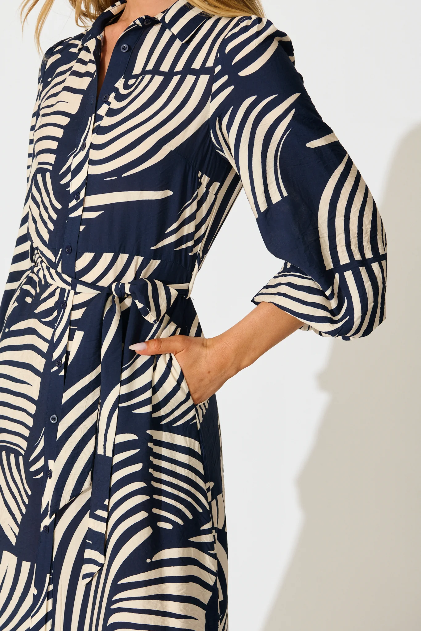 Berlina Midi Shirt Dress in Navy with Cream Linen Blend - Image 5