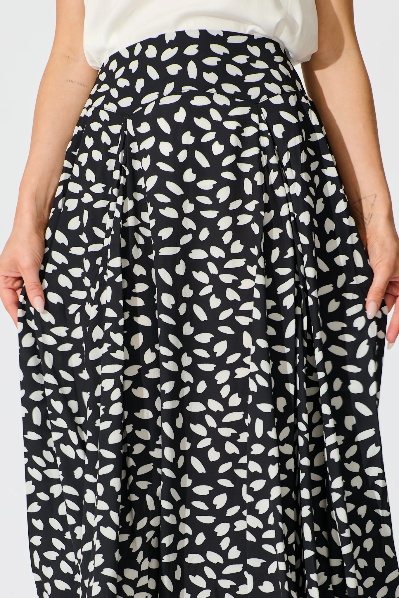 Brandsy Maxi Skirt in Black with White Leaf - Image 5