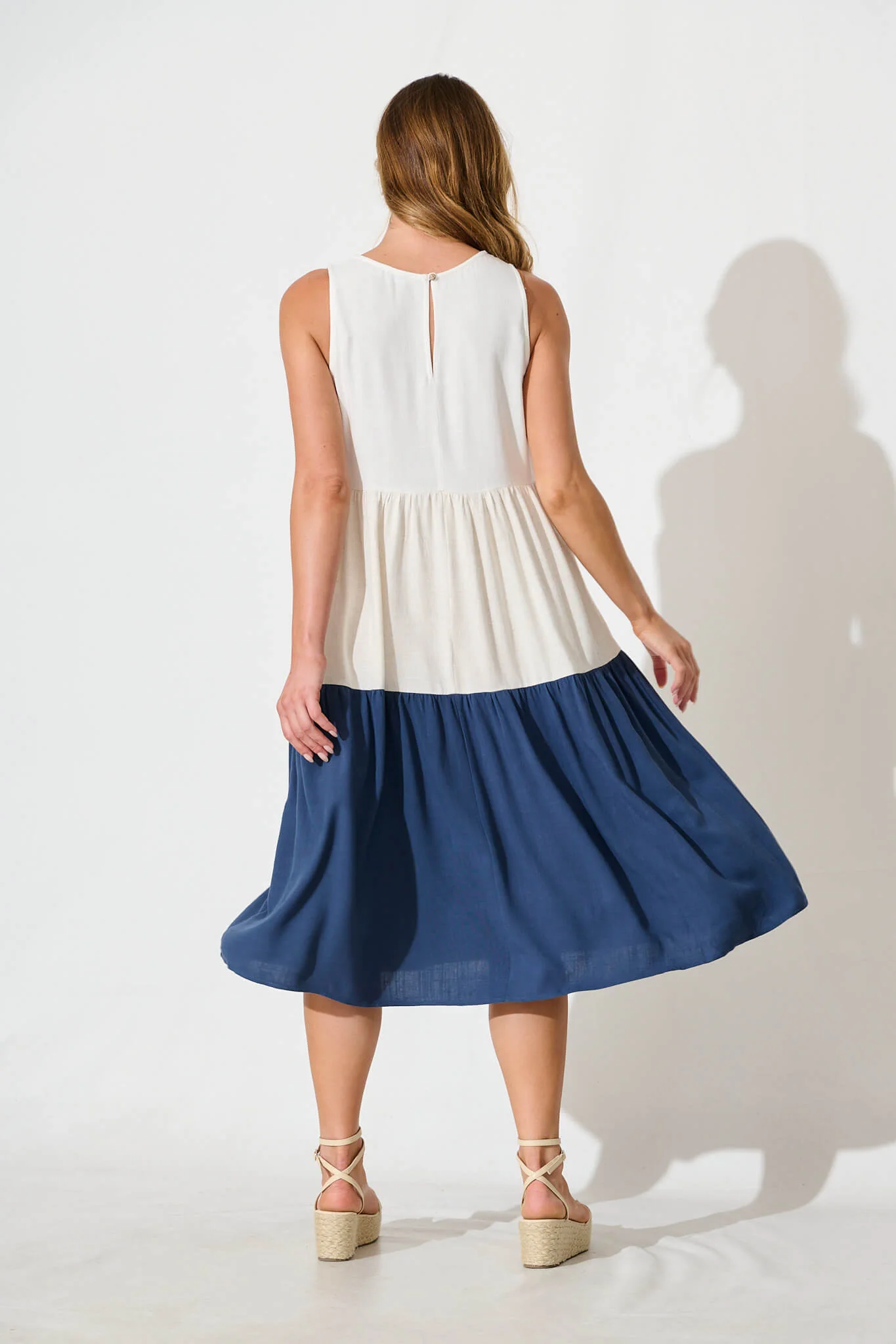 Cecily Midi Dress In Navy Colourblock Linen Blend - Image 4
