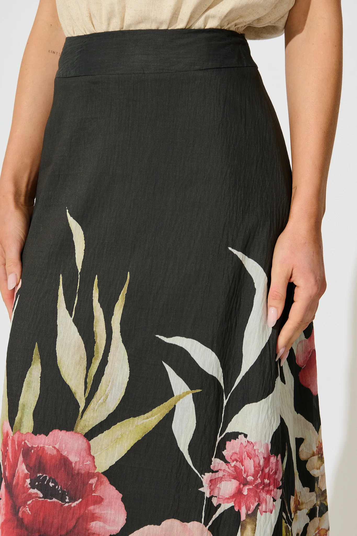 Faelina Maxi Skirt in Black with Floral Print Linen Blend - Image 5