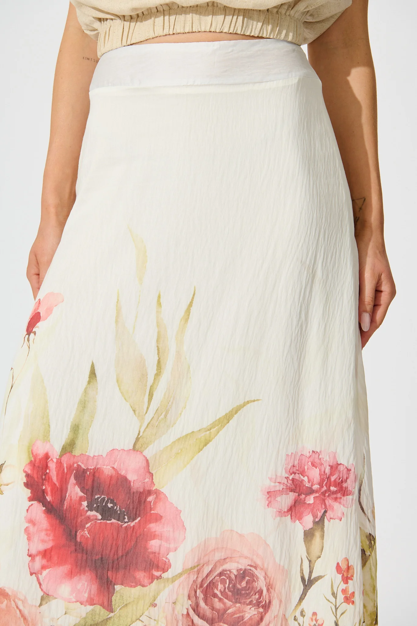 Faelina Maxi Skirt in White with Floral Print Linen Blend - Image 5