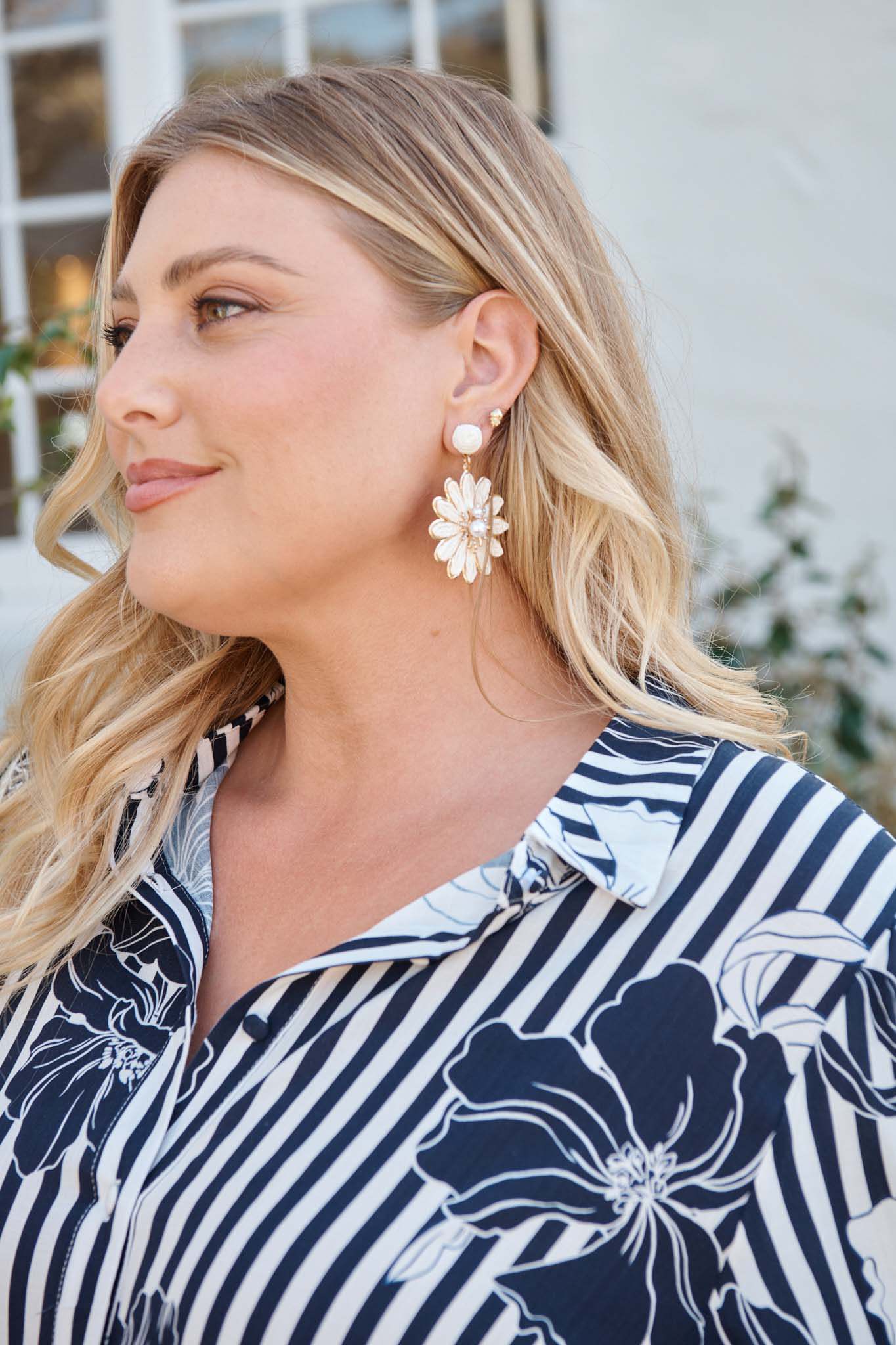 Flora Drop Earrings in White and Gold Daisy Raffia