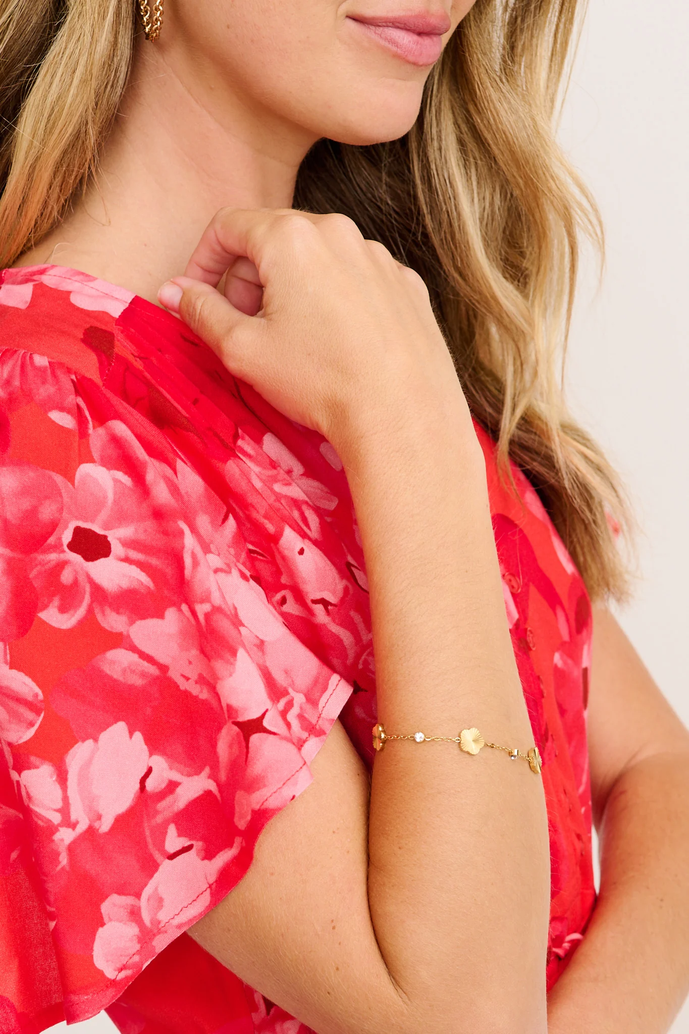Inez Flower Chain Bracelet in Gold with Pearl Detail - Image 2