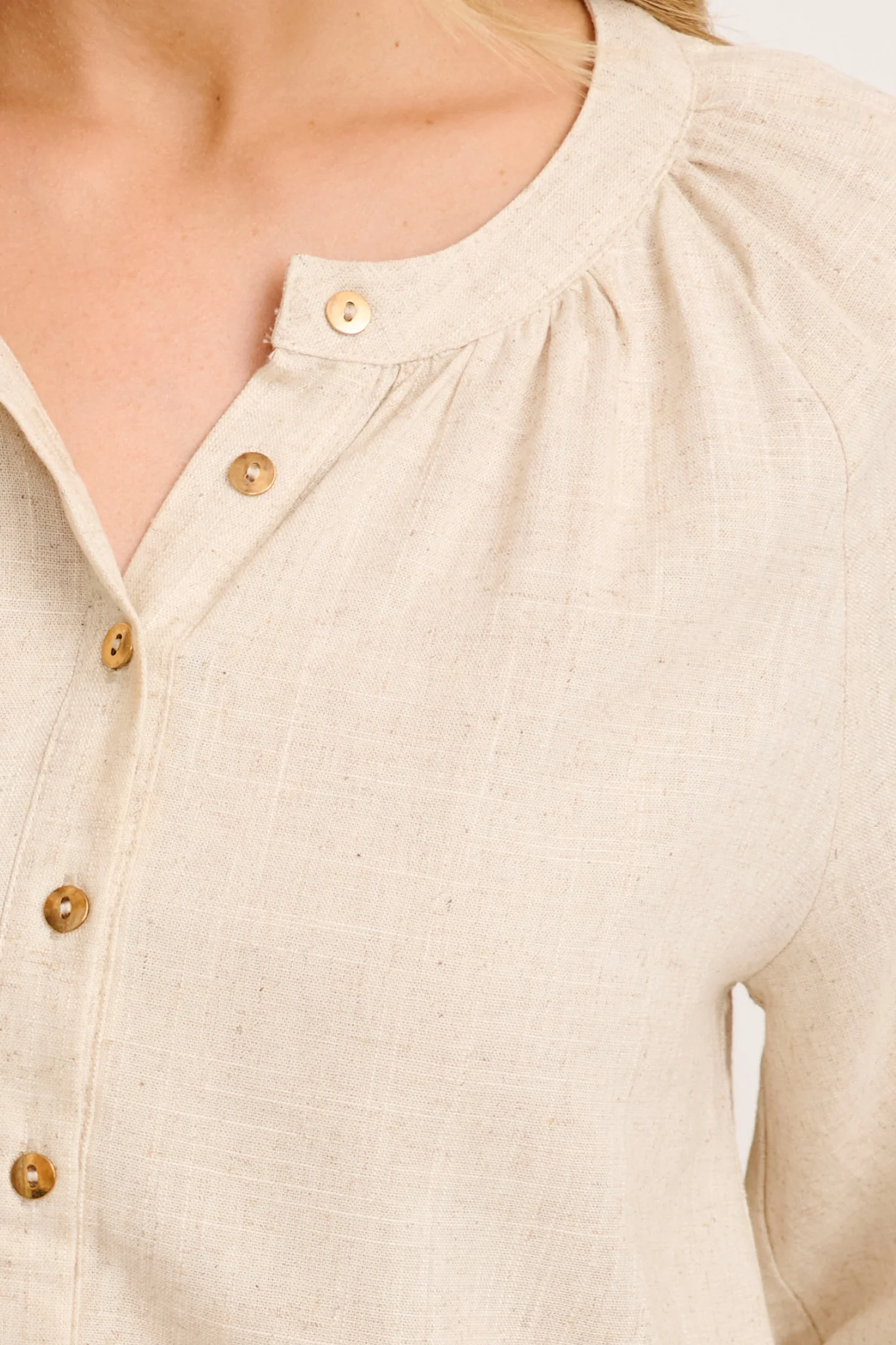 Island Whisperer Top in Oatmeal Linen Blend - Image 5