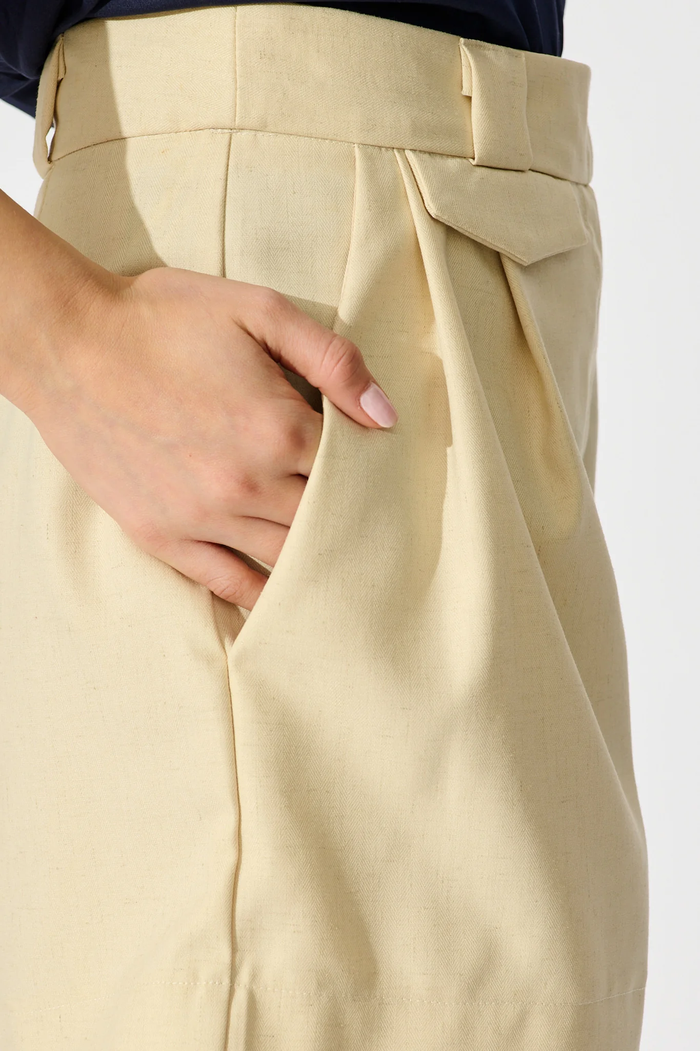Leonora Short in Beige Linen Blend - Image 5