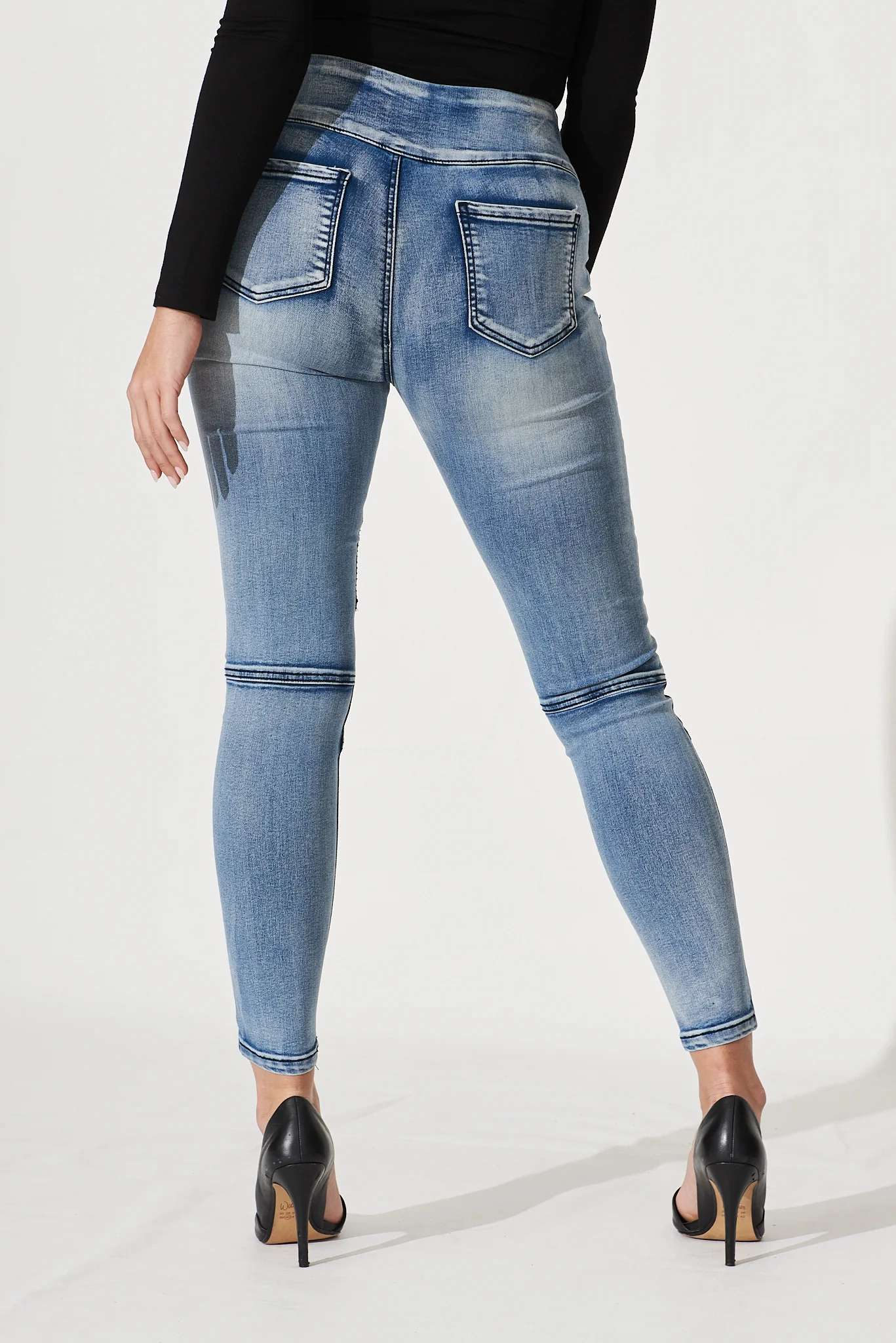 Little Lies High Rise Skinny Jegging In Mid Blue Denim - Image 2