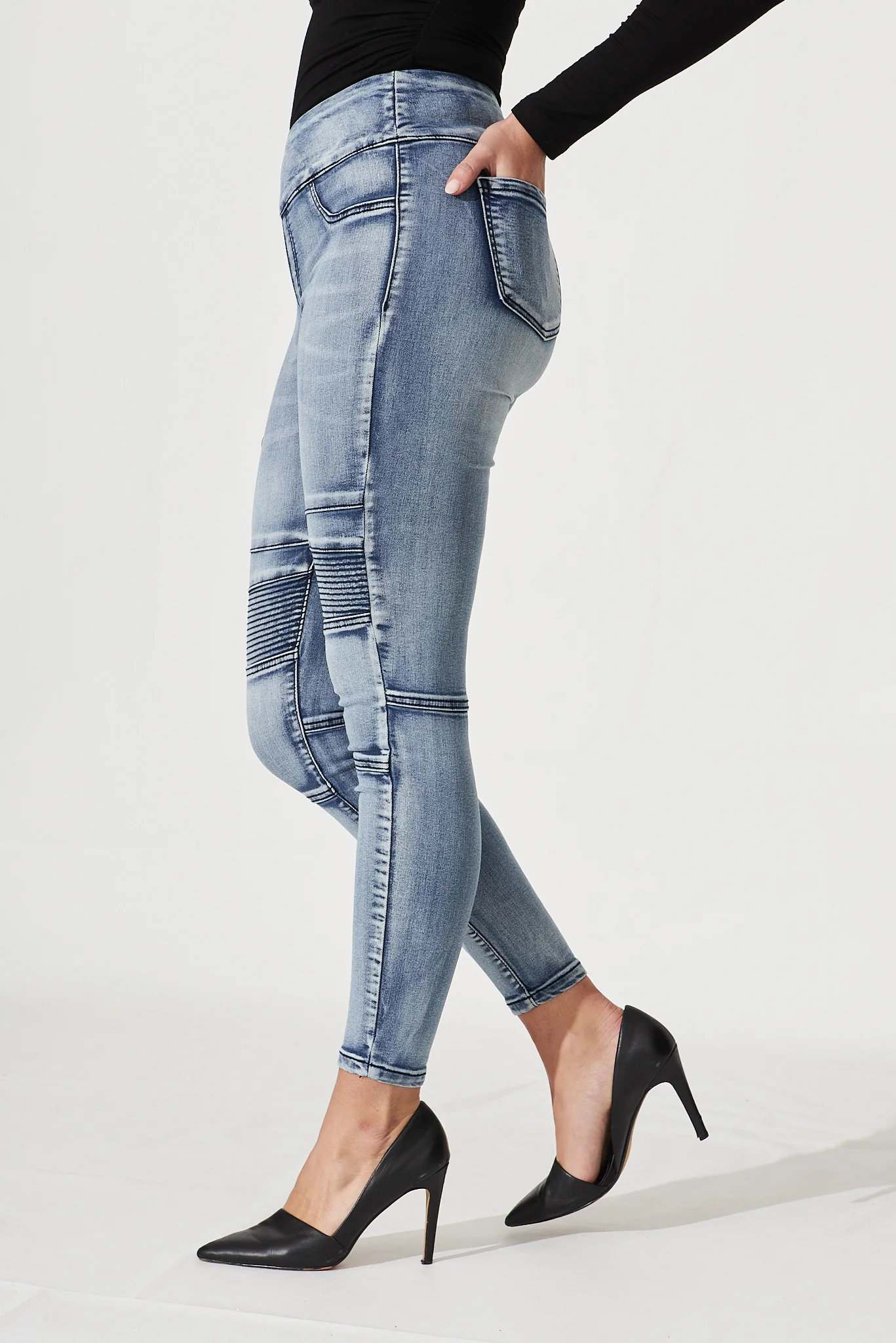 Little Lies High Rise Skinny Jegging In Mid Blue Denim - Image 4