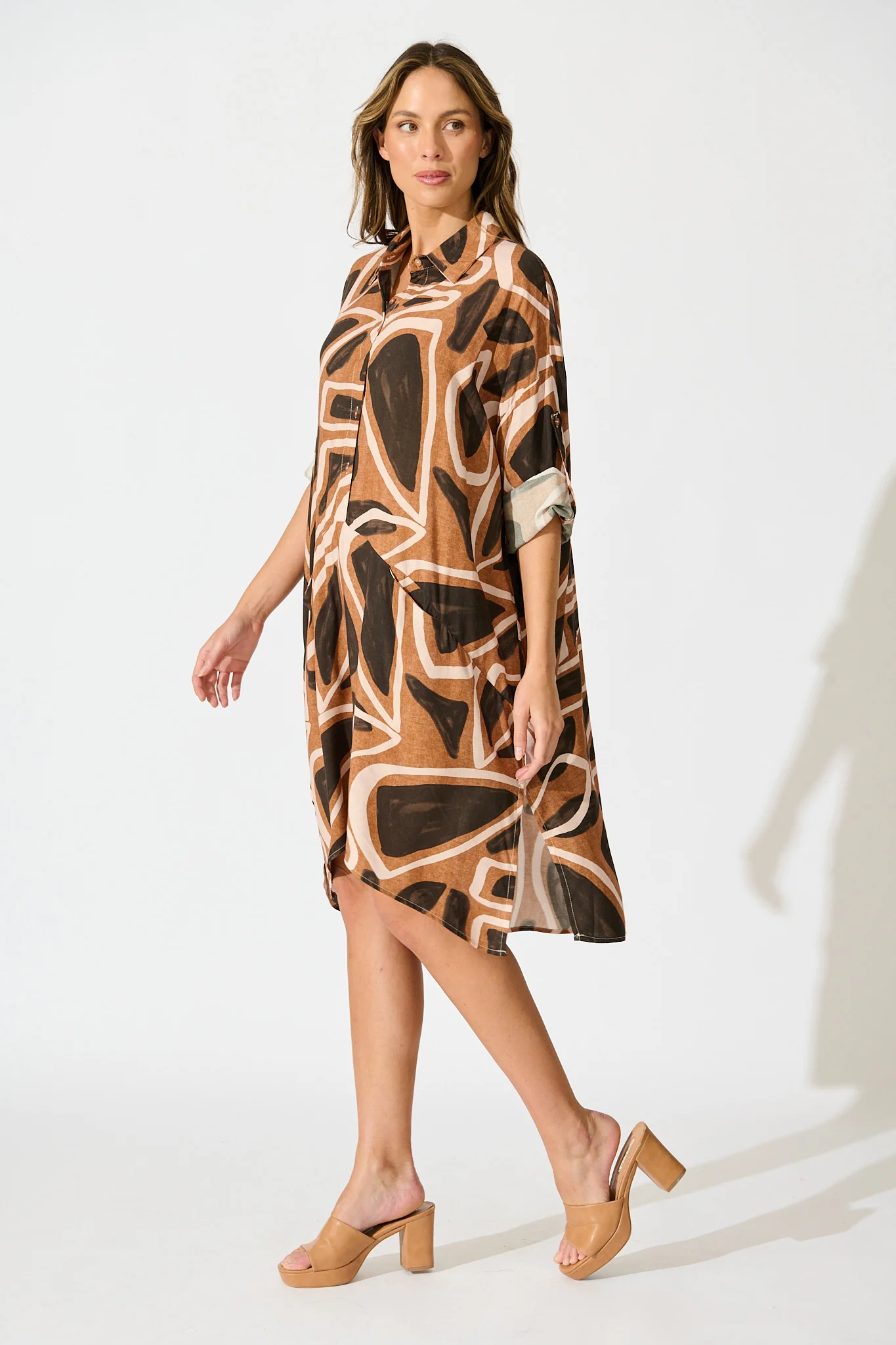London Midi Smock Dress in Neutral Geometric Print - Image 3