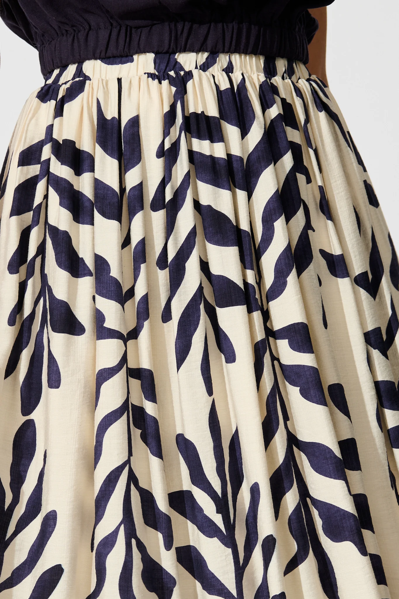Merryn Midi Skirt in Cream with Navy Leaf Linen Blend - Image 5