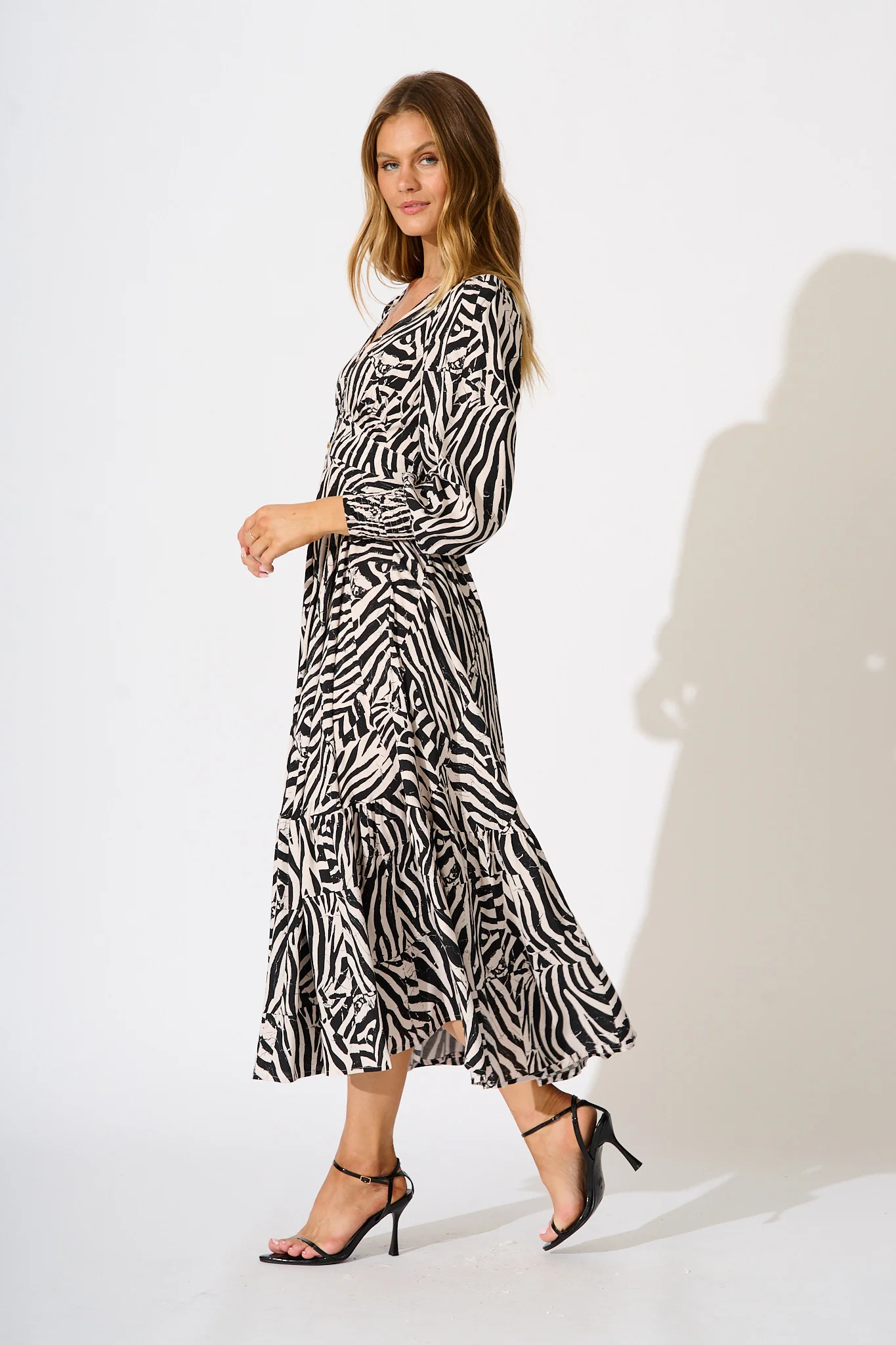 Neveena Maxi Dress In Black with Cream Print - Image 3