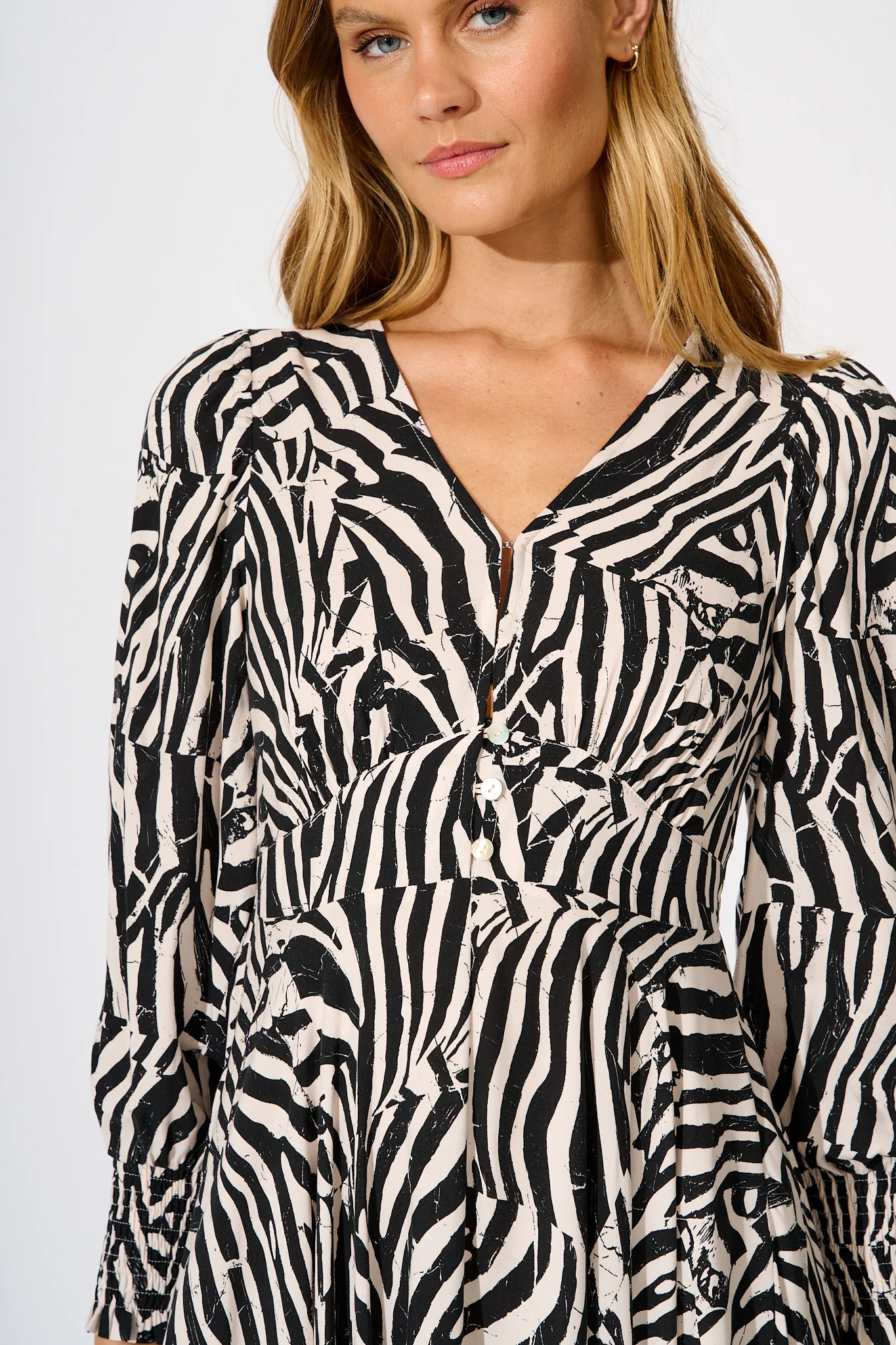 Neveena Maxi Dress In Black with Cream Print - Image 5
