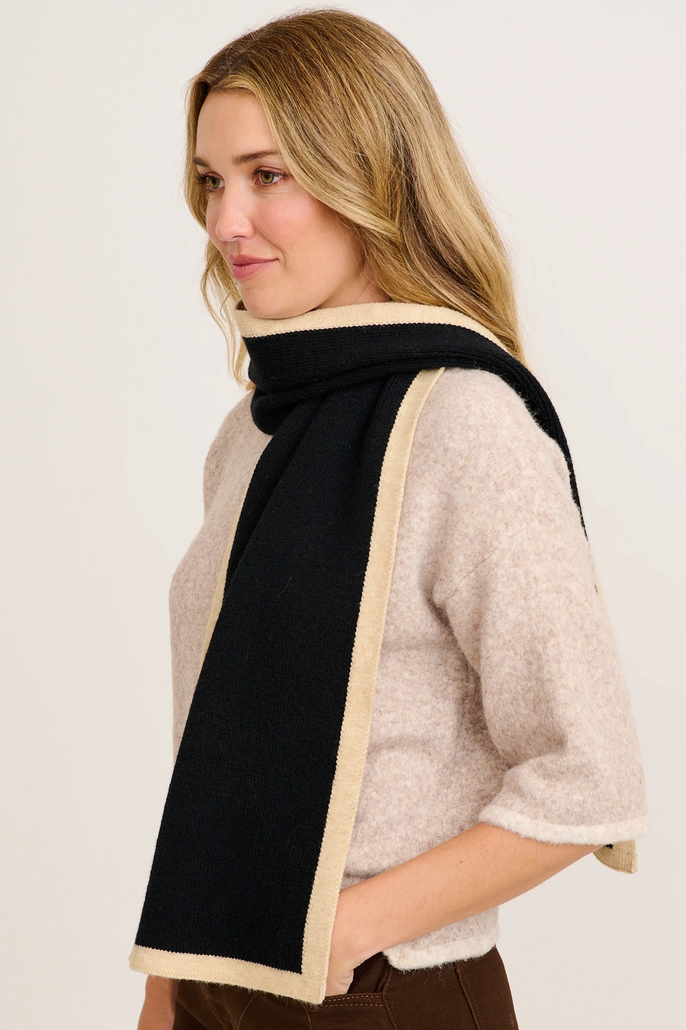 Noa Knit Scarf in Black with Beige Border - Image 2