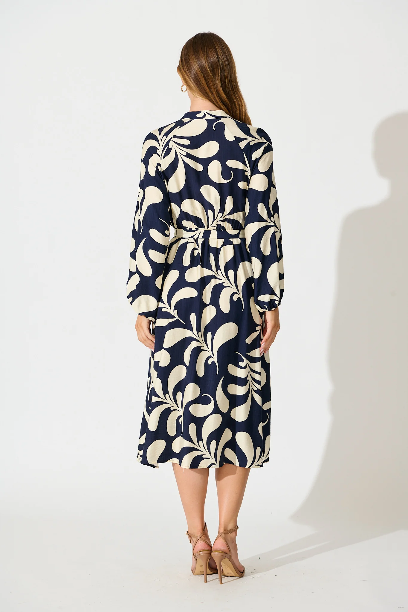 Peyton Midi Dress in Navy with White Print - Image 4