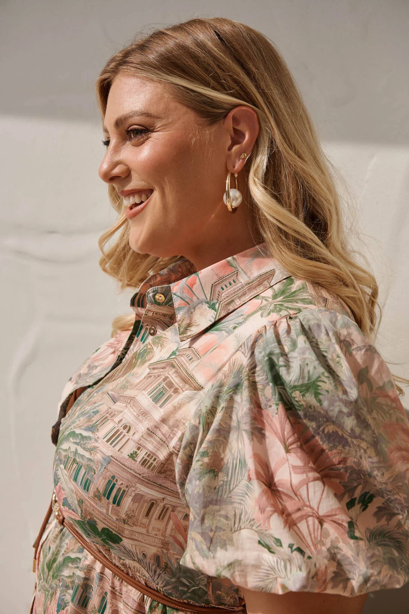 Sandra Hoop Earrings in Gold with Pearl - Image 9