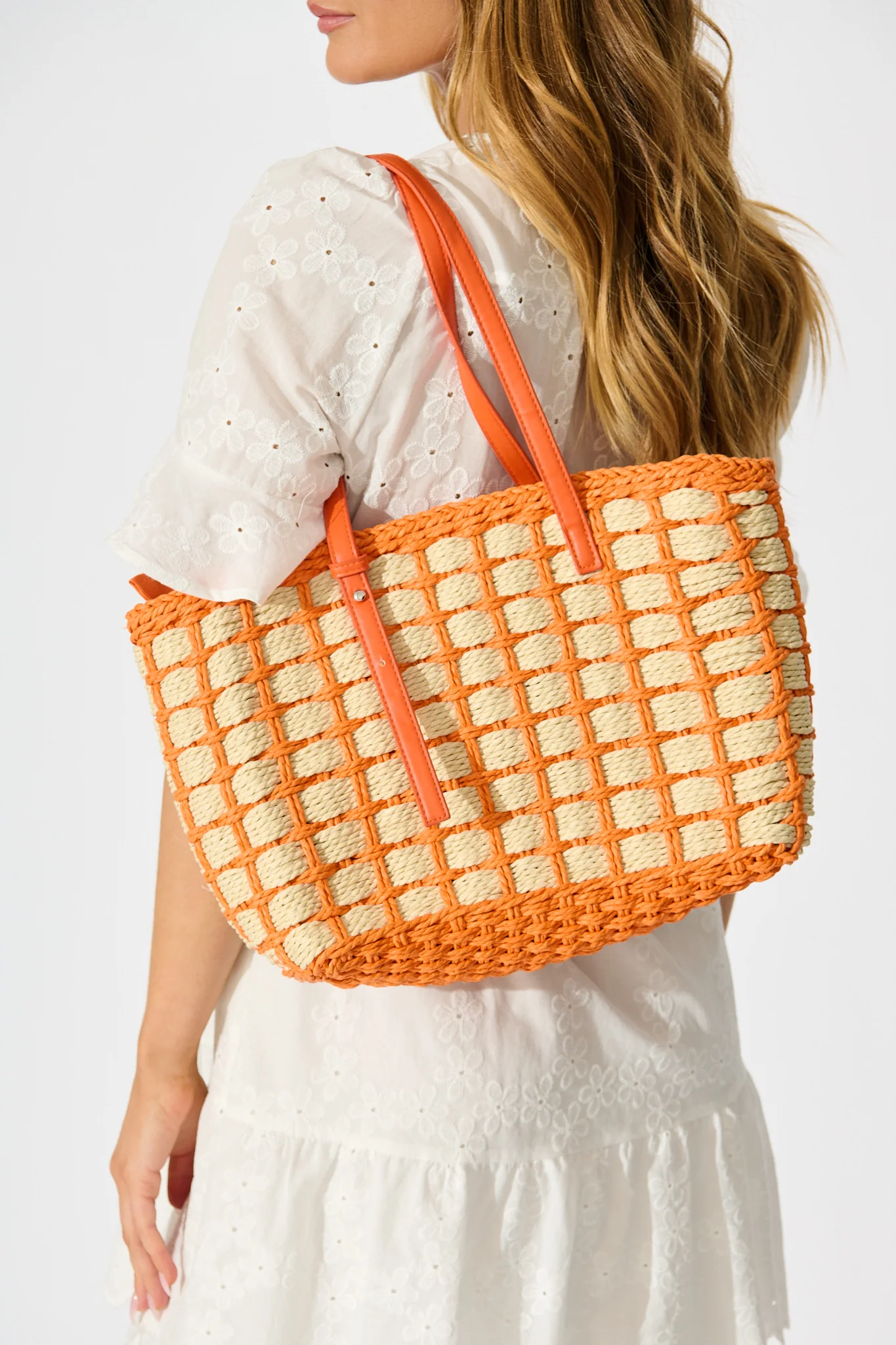 Senorita Tote Bag in Beige and Tangerine Raffia - Image 5