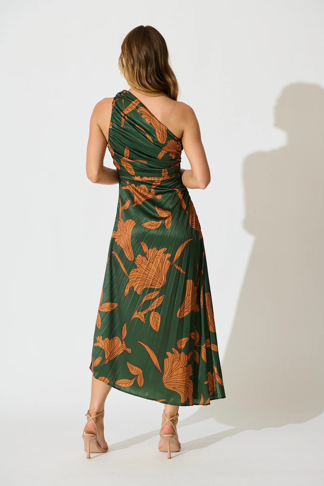 Toulon One Shoulder Maxi Dress In Khaki With Rust Leaf Print Pleated Satin - Image 4