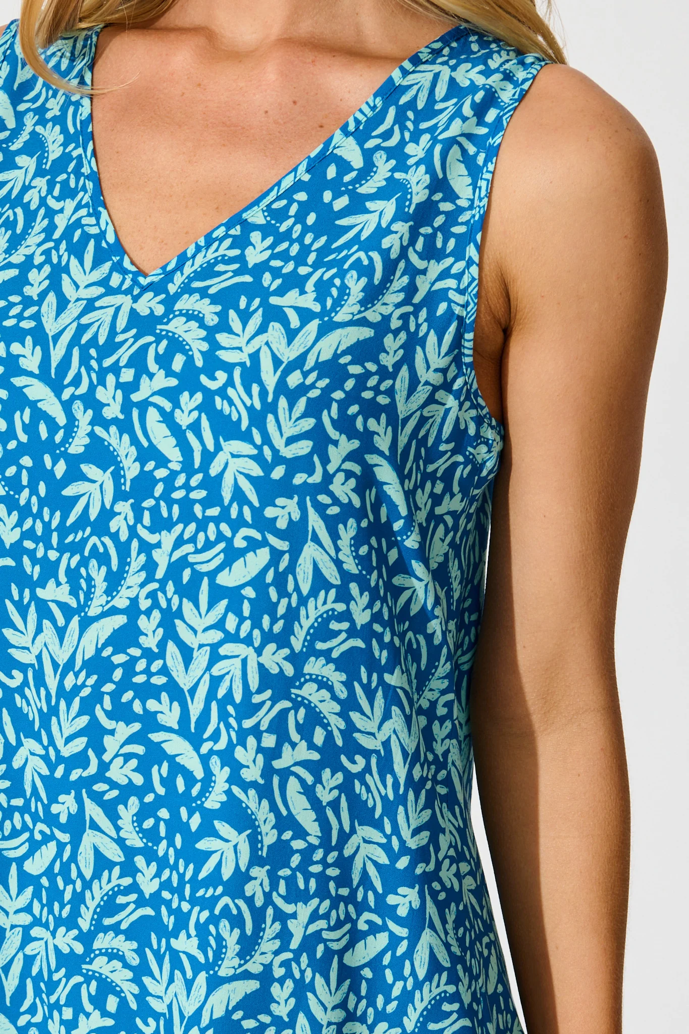 Umina Shift Dress In Blue Leaf Border Print - Image 5