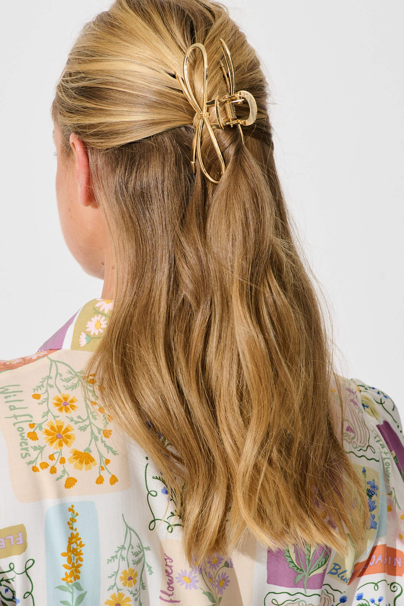 Zia Large Bow Hair Claw in Gold - Image 2